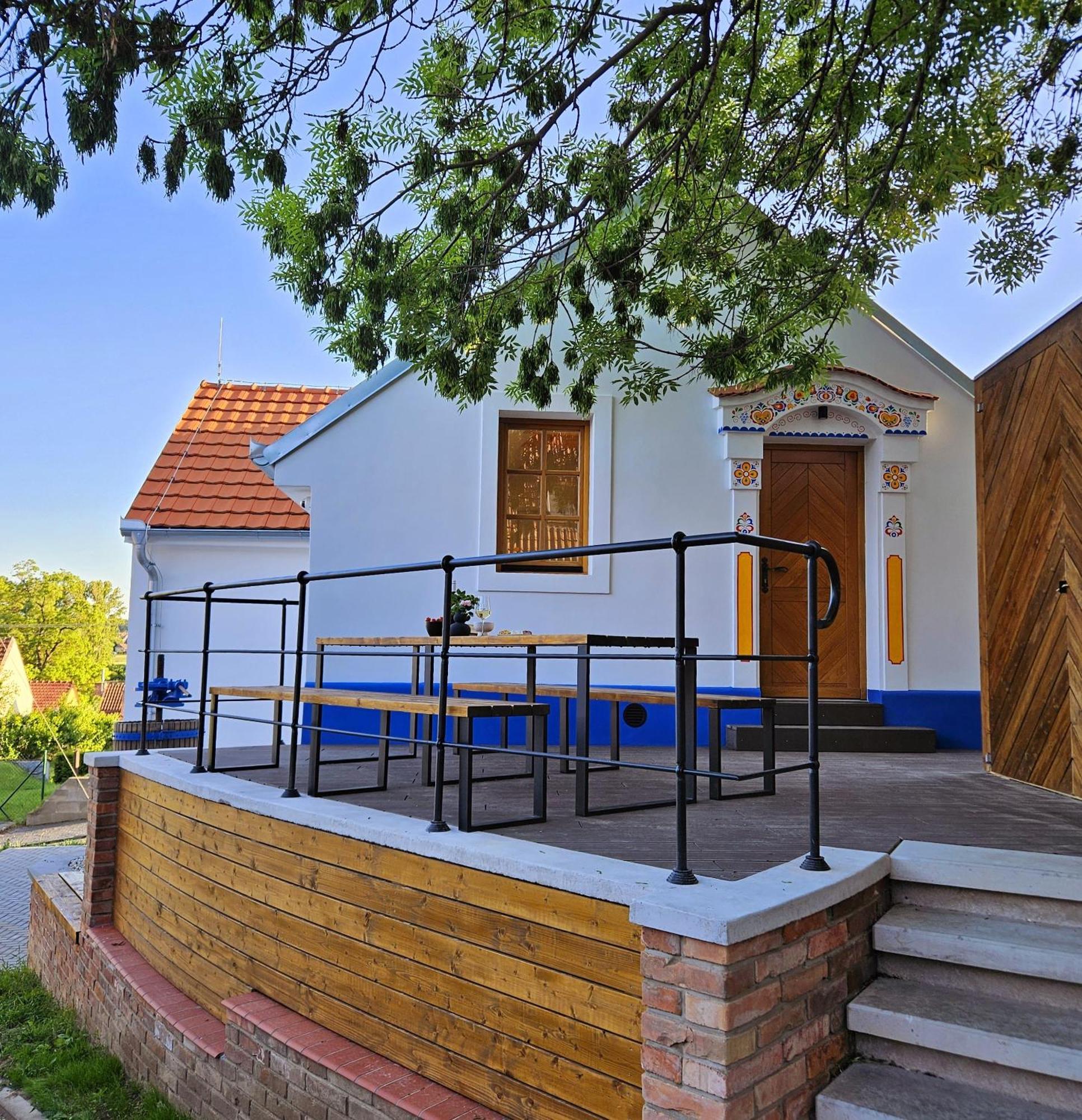 Pod Vinohradem - Apartmany & Vinne Sklepy Мутєніце Екстер'єр фото